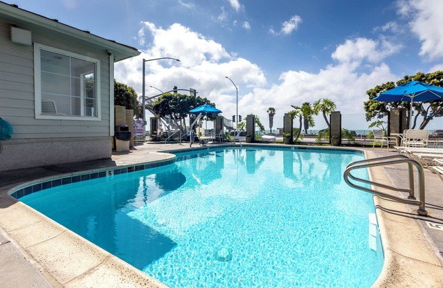 Make Your Trip More Enjoyable! 2 Relaxing Units, Free Parking, Pool, Beachside!