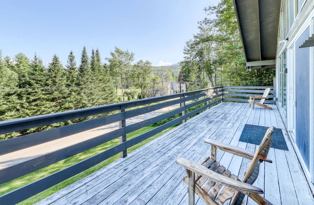 Cómoda unidad dúplex en el último piso en el bosque con chimenea de gas y terraza.