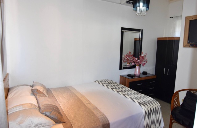 Cómodas habitaciones con piscina, además de wifi gratuito, cabaña de spa, barbacoa, seguridad las 24 horas