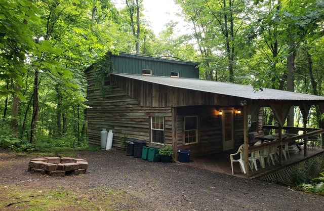 Cómoda cabaña en el bosque con una gran terraza para fiestas