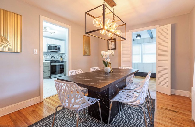 Comfy Nest ~ 3BR Sleeps 7 ~ 15 mins to Hartford
