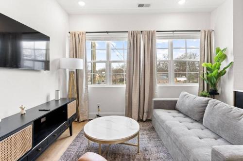 Comfy New 5 Bed 2 Bedroom Close to Downtown