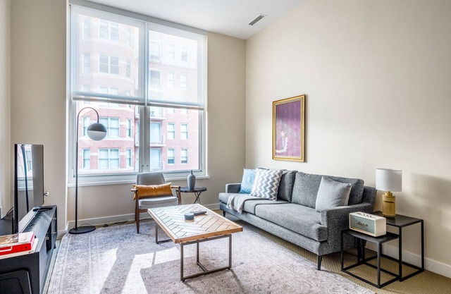 Comfy Penn Quarter 2BR w/ Gym, Pool, nr. National Mall, by Blueground