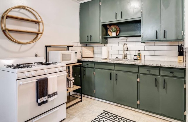 Comfy Waldo Home in KC. 5-Star Location!