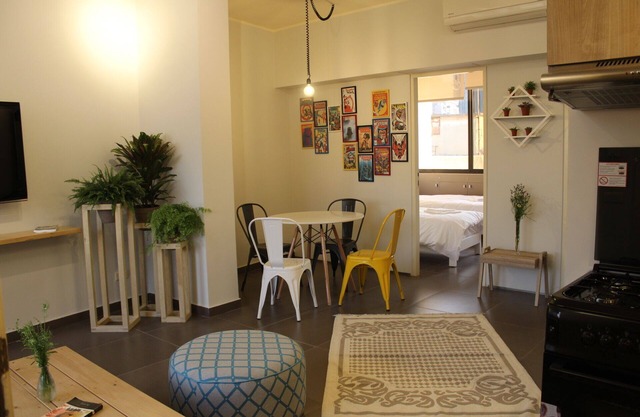 Rincón del cómic | Mar Mikhael, un espacioso apartamento de 2 dormitorios en Beirut