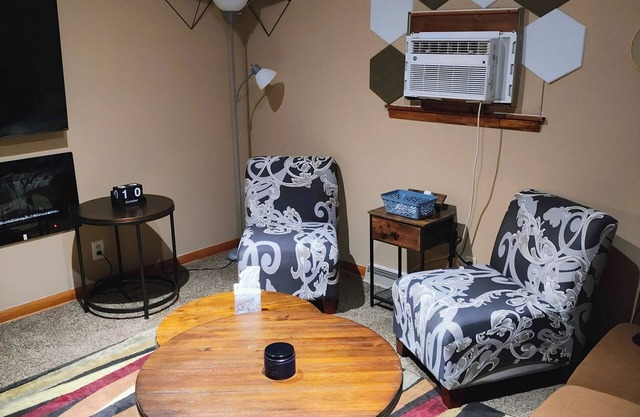 Compact and cozy 2-bedroom bungalow with WiFi, AC in Akron