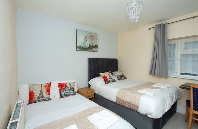 Compact Studio 20 minutes to London via fast train