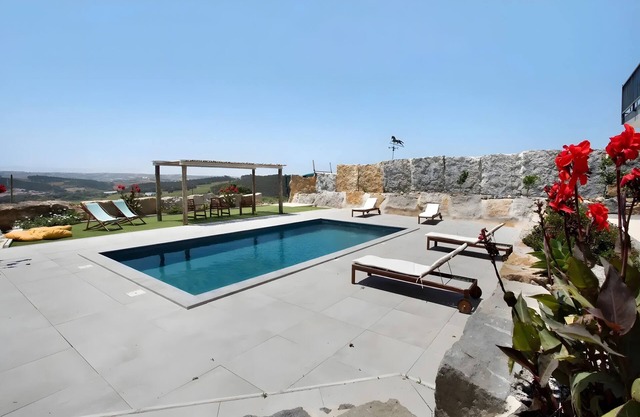 Villa Completa 'Breeze Retreat' con vistas a la montaña, piscina compartida y acceso Wi-Fi