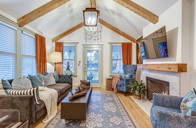 Completely Renovated Historical Cottage -- Walking distance to Downtown Franklin