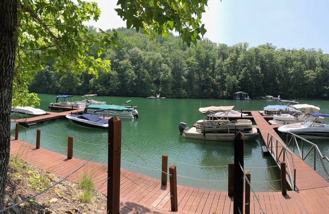 Espacioso retiro arbolado a pasos del lago Keowee. Cerca de Clemson!