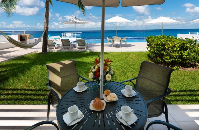 Miramar # 101, condominio frente al mar a nivel de la piscina, perfecto para familias con niños.