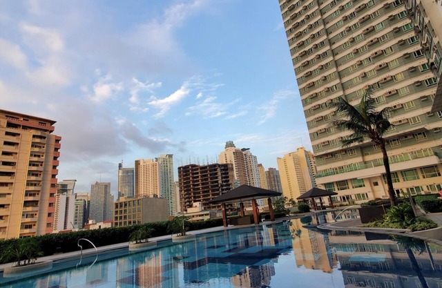 Condo in Makati studio type fast wifi netflix