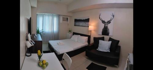 Condo in Makati studio type fast wifi Netflix