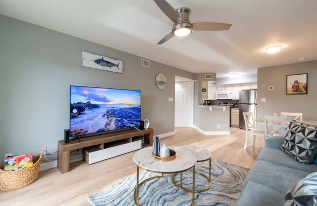 Condo with all Essentials, Gym & Pool - Beachside