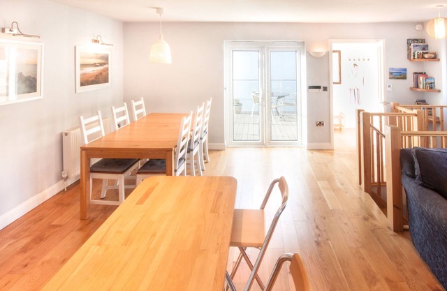 Casa contemporánea de 3 dormitorios en Wadebridge con estacionamiento privado