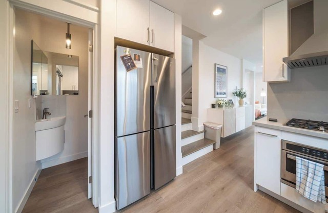Contemporary 3b 1.5b Retreat in Prime Central Spot