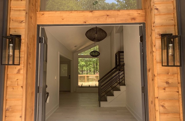 Contemporary Charm near Elvis Presley’s Birthplace - Sleeps 12