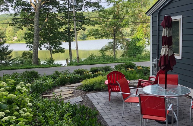 Contemporáneo "Maine Cottage" + Su mejor opción para Toboggan Weekend!