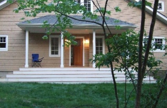 Inicio contemporánea en Calle tranquila país / A pie de playa y Fresh Pond