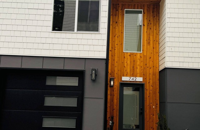 Contemporary brand new 2-bedroom house in Greenwood area, Seattle with WiFi, AC