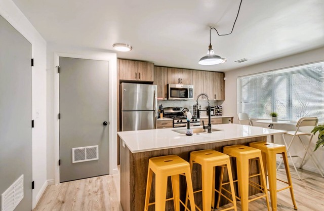 Convenient 2BR Apt w Parking Near Downtown SLC