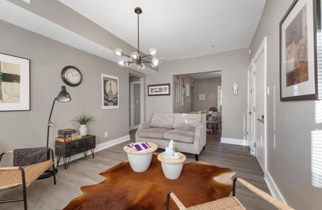 Convenient 2BR Near Convention & Hospitals