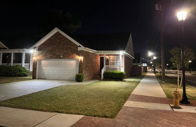Convenient 4B/3b home & 2 car garage