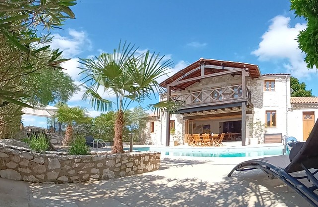 Capilla convertida con piscina privada climatizada