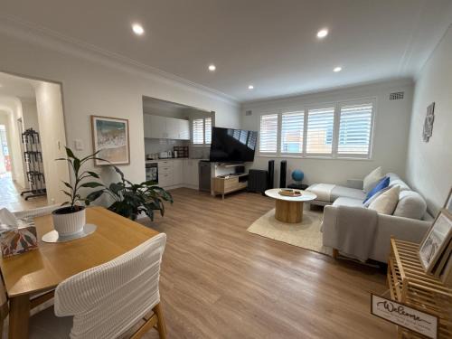 Coogee Sunrise shared Apt with Parking, Balcony & Work Desk