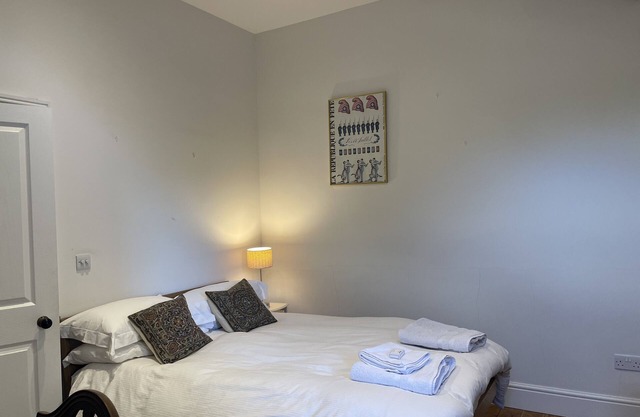 Cool en-suite double in fun Kensal Green, great transport options.
