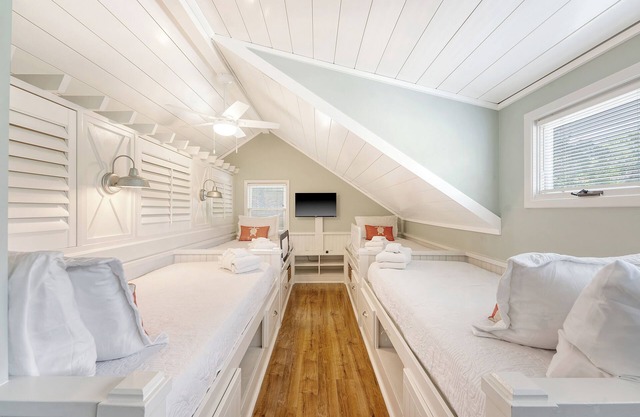 Cool kids Loft!! - Walk or Ride to the beach - Bikes and Amenity Cards included!