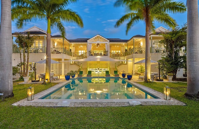 Villa de cinco dormitorios de lujo recientemente catalogada en la costa oeste de Barbados