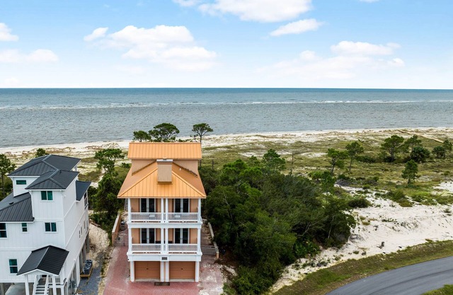 Copper Cove: Unique Beachfront Home with Hot Tub and Huge Kitchen. Sleeps 16!