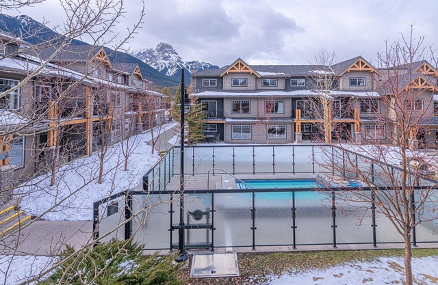 Condominio de 2 dormitorios / Vista a la montaña / Bañera de hidromasaje - ¡Bienvenido a casa! Con estacionamiento subterráneo, bañera de hidromasaje, barbacoa, Gy