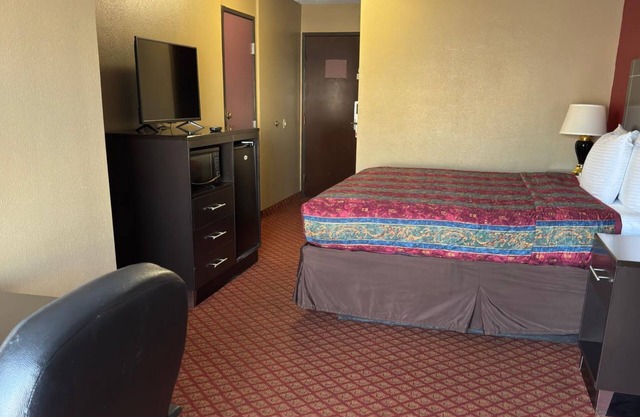 Coratel Inn & Suites Santa Fe OKC Standard 1 King Bed NS