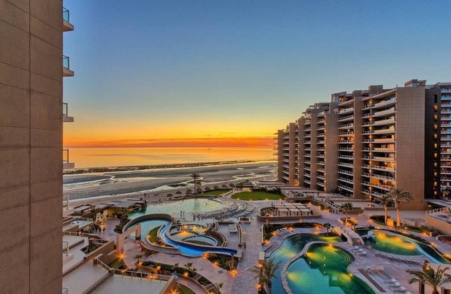 Unidad de esquina gigante de 3 habitaciones y 3 baños en Las Palomas - Wrap Around Bacony - 3 camas King