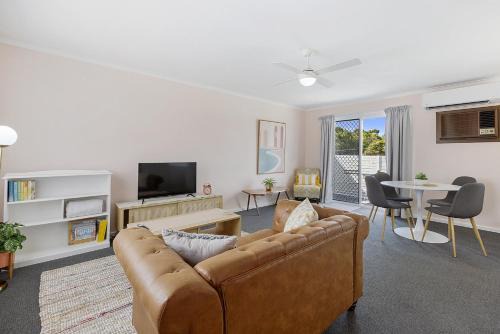 Cosy 1-Bed Retreat with Balcony in Marion