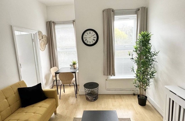 Cosy 2 bed apartment in South West London with easy access into Central London