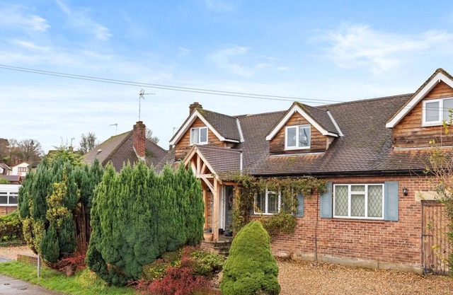 Cosy 2 Bed self contained flat in tranquil area close to woods 40 mins to London