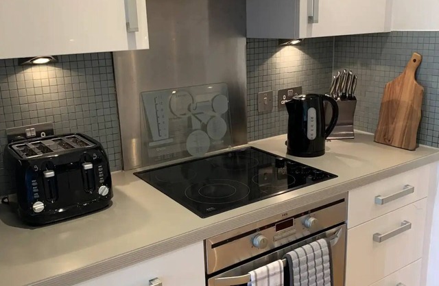 Cosy 2bed Apt Canalside Views Free Parking London