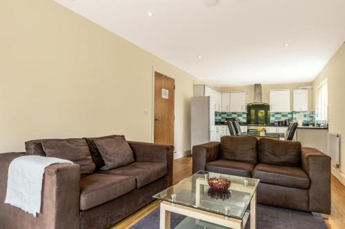 Cosy 2BR Flat with Patio, Heathrow 5 mins away