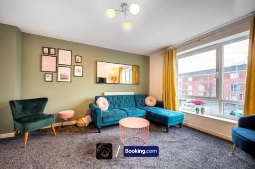 Cosy 4-Bed House, Garden, Free Parking & WiFi