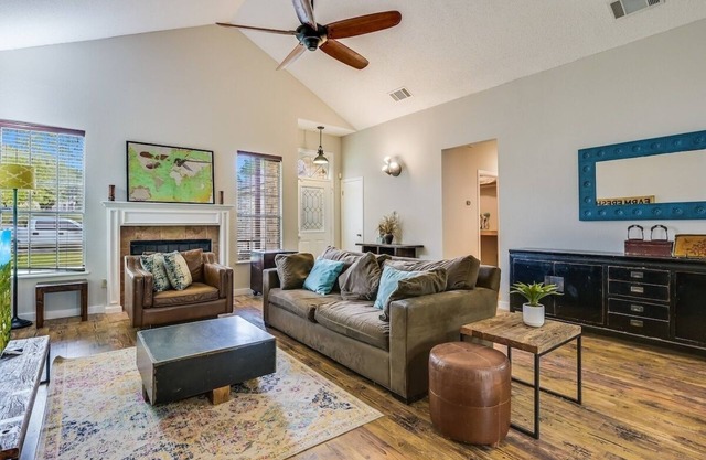 Summer Special Cozy y Open 3/2 Plus Loft.