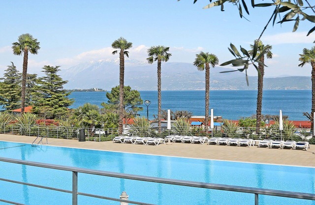 Acogedor apartamento con WIFI, piscina, A/C, TV, terraza, mascotas permitida y aparcamiento