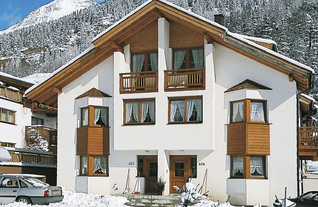 Cosy apartment for 5 people with WIFI, TV, balcony, pets allowed and parking