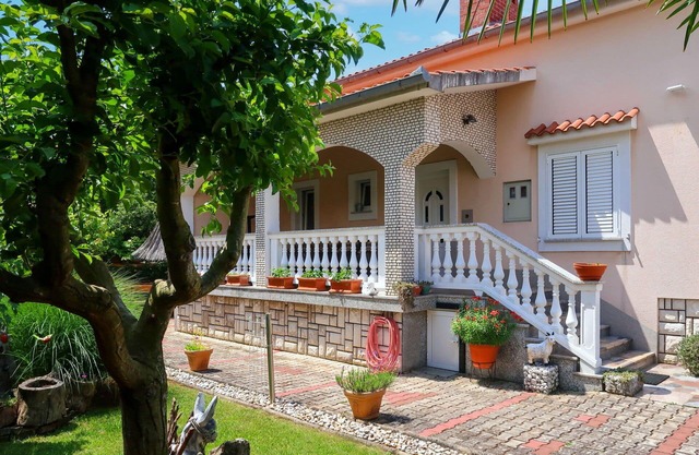 Hermoso apartamento para 6 personas con A/C, WIFI, TV, patio, mascotas permitida y aparcamiento