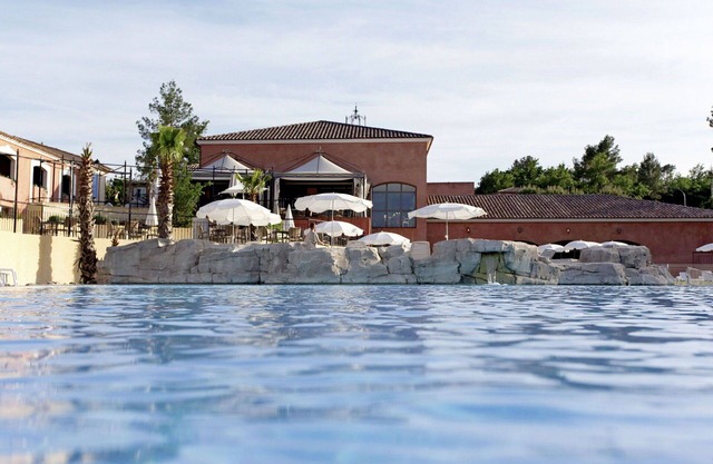 Precioso apartamento en villa para 4 personas con A/C, piscina, WIFI, TV, patio y mascotas permitida