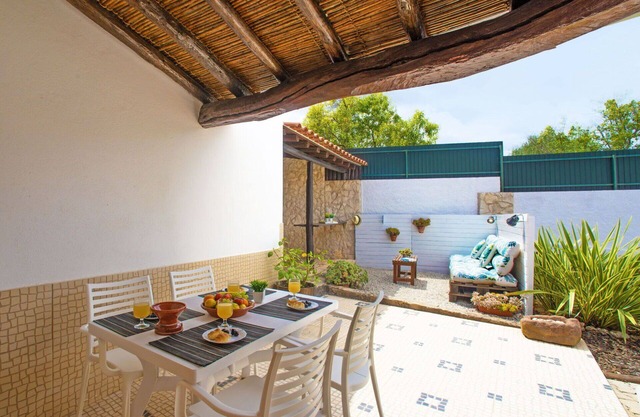 Bonito apartamento en villa para 4 personas con A/C, piscina, WIFI, TV, patio y aparcamiento
