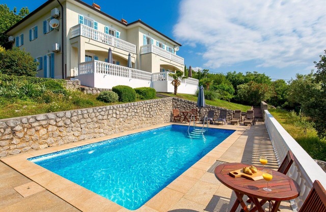 Hermoso apartamento en villa con A/C, WIFI, piscina, TV, terraza, mascotas permitida y aparcamiento