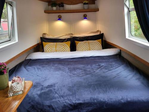 Cosy Canal Boat in Little Venice for Family & Friends